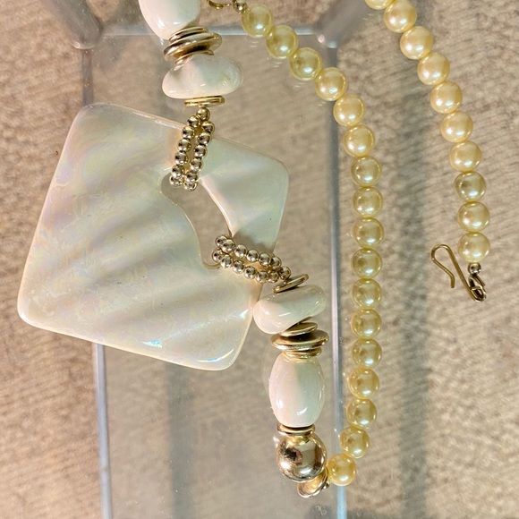 Chunky Pearl Shell Statement Necklace - Picture 3 of 4